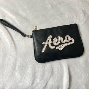 Aero - black Wristlet
